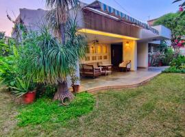 Cute Garden Home in Ahmedabad City Center, hotel din Ahmedabad