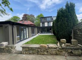 LUXURIOUS HOLIDAY HOME Bolton, hotelli kohteessa Bolton