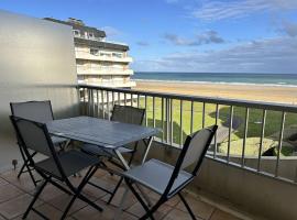452 - Appartement T2 vue mer, à 50m de la plage., Hotel in Erquy