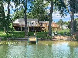 Miner Lake Lakefront Beach Cottage for Family Fun
