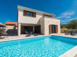 Villa Meadow with swimming pool, Hotel in Budak