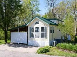 Charming Villa with Hot Tub in Lake Monroe