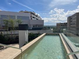 Apartamentos Luna Suites Granada, hotel with pools in Granada