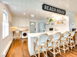 Lovely Westbrook Home with Patio - Walk to Beach!，威斯布魯克的度假屋