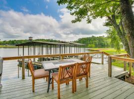 Waterfront Home on Lake Hamilton with Dock Access!, mökki kohteessa Royal