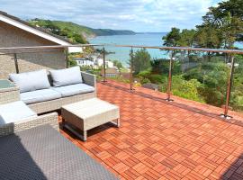 Beachside Cottage with Panoramic Sea Views near Looe, hotel with parking in Saint Martin