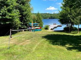 Beautiful lakefront cottage on Rebecca Lake with Hot Tub，Oxtongue Lake的度假屋