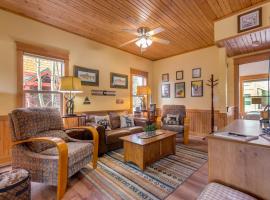 Riverfront Cabin, 4 Mi to Granby Ranch, hotel a Granby