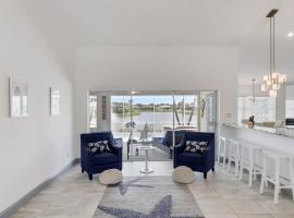 Gorgeous 4BR Lakefront Villa with Pool, loma-asunto kohteessa Fort Myers
