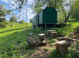 MECHový domeček nad pramenem, glamping site in Volary