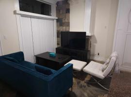 Modern 2BR Townhouse in Vancouvers Vibrant Heart, hotel di Vancouver