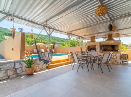 Countryhouse Villa with pool & private parking, hotel di Heraklion