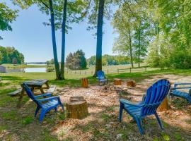 Waterfront Lake Anna Home with Dock and Beach Access!, biệt thự ở Glenora