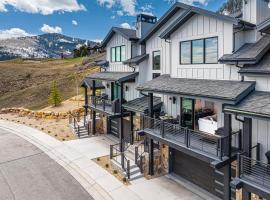 Walk to Gondola! Lux Canyons Village Living with Private Hot Tub, hytte i Park City