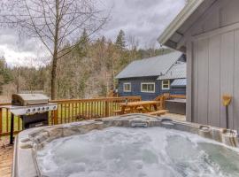 Riverbend Retreat 3 - Riverfront, Hot Tub, BBQ Pet Friendly, cabana o cottage a Rhododendron