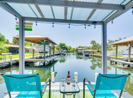 Colorful Canalfront Home - Boat Dock, Deck, Kayaks, hotel di Homosassa