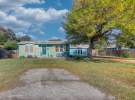 The Buoys! 2 Cottages, Yard Games & Firepit, hotel with parking in Aransas Pass