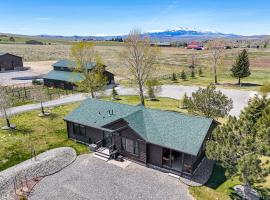 Serene Yellowstone Country Retreat with Deck and Views, hotel v destinaci Cody