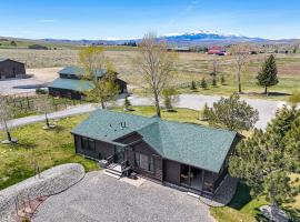 Serene Yellowstone Country Retreat with Deck and Views, Hotel in Cody