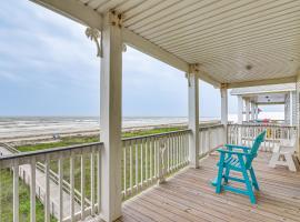 Beachfront Retreat with 2 Decks, Patio and Views!, sumarbústaður í Surfside Beach