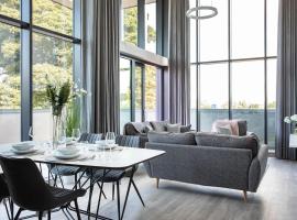 Skyline Serenity: Exquisite 3-Bedroom Ultra-Luxury Penthouse – apartament w mieście Holywood