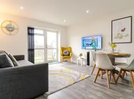 Bridge Court by Sterling Edge Apartments - Luxury Aparthotel - Stylish 1-bed Apartments - Balcony with Canal View or Private Garden - Free Parking