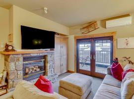 Ski-InandSki-Out Whitefish Escape with Balcony!, hotel en Whitefish