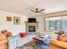 Tahoe Area Townhome with Pool and Mountain Views, renta vacacional en Stateline