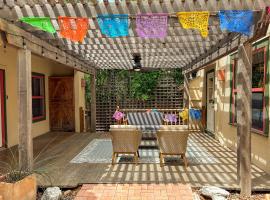 Central 1br 1ba SA Casita w full kitchen & patio, apartment in San Antonio