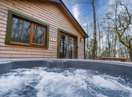 Padley; woodland lodge with hot tub for 2-4 in the Staffordshire Moorlands, chata v destinaci Oakamoor