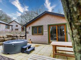 Padley; woodland lodge with hot tub for 2-4 in the Staffordshire Moorlands, hotel in Oakamoor