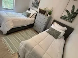 2 beds room best location! in a 2 bedroom apartament - Private Parking Laundry and Luggage Storage