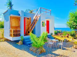 Tiny House's Seafront Room in Camotes Island, rumah tamu di Esperanza