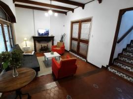 Casa amplia para 5 personas y cochera, a pasos del centro, hotel a La Plata