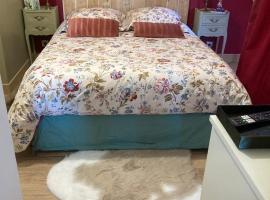 Un Amour de Grenier,&agrave; 200m du Zoo، مكان إقامة مع الخدمة الذاتية لإعداد الطعام في سانت إينيو