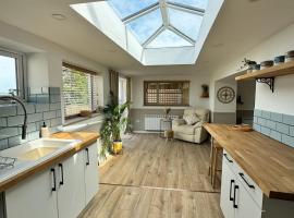 Kennel House with Hill Views, hotel con bañera de hidromasaje en Whitland