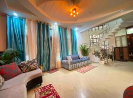 Luxury duplex bungalow noida 50, koča v mestu Noida