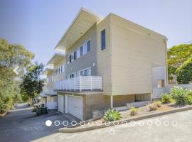 Furnished Home near Newcastle and Warners Bay, hotel ieftin din Mount Hutton