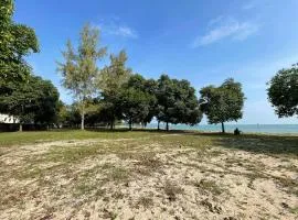 9pax GFloor 2R2B Doorstep To Beach, Pool, FREE BBQ Set, Wifi, 50" Smart TV
