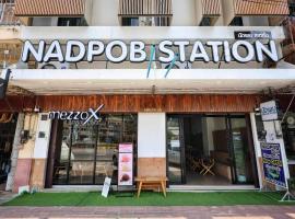 NADPOB Station นัดพบสเตชั่น, hotel cerca de Estación de tren de Surat Thani, Ban Tha Kham