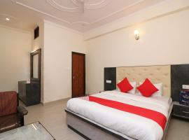 OYO Dev Hills Hotels & Resorts، فندق في Rājpur