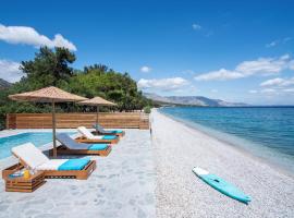 The Saronic Villa - Jungle on the sea – hotel w mieście Agioi Theodoroi
