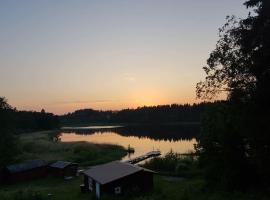 Guesthouse with access to sauna and lake, close to Mariefred, stuga i Mariefred