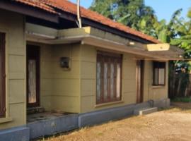 Holiday Bungalow for rent, Inuvil, Jaffna，Uduvil的有停車位的飯店