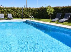Luxury apartment Vela with swimming pool، فندق في بريمونتيرا