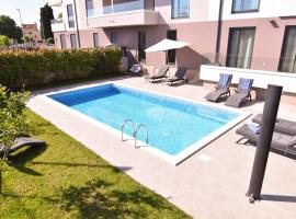 Luxury apartment Grotta with sea view and swimming pool, hotel Premanturában