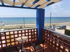 Calm and peaceful First Line House in front of the sea