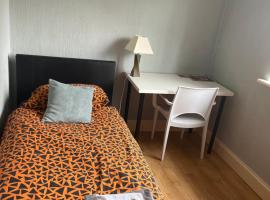Cozy single room in private home, отель в городе Дагенем