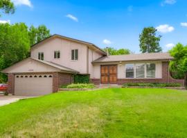 Large Home, 2 Living Rooms, Great for Family/Pets!, holiday home in Arvada