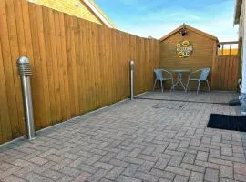 2-Bed Bungalow Sleeps 6 Parking & Pet Friendly